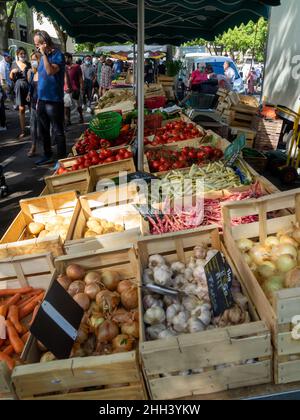 Verdure in vendita al mercato del sabato ad Arles Foto Stock