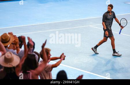 Melbourne, Australia. 23rd Jan 2022. Gael Monfils di Francia reagisce durante i singoli uomini 4th round match contro Miomir Kecmanovic di Serbia all'Australian Open 2022, a Melbourne, Australia, il 23 gennaio 2022. Credit: Bai Xuefei/Xinhua/Alamy Live News Foto Stock