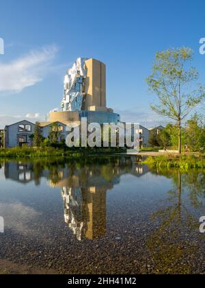 Torre di Luma Arles riflessa nell'acqua del lago Foto Stock