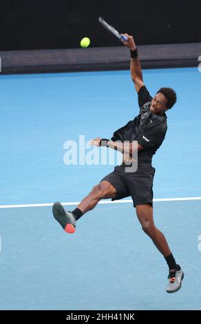 Melbourne, Australia. 23rd Jan 2022. Gael Monfils di Francia compete durante il singolo maschile 4th round match contro Miomir Kecmanovic di Serbia all'Australian Open 2022, a Melbourne, Australia, il 23 gennaio 2022. Credit: Bai Xuefei/Xinhua/Alamy Live News Foto Stock