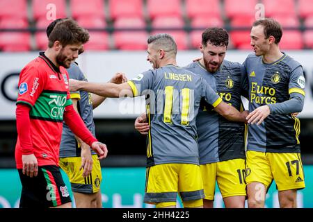 NIJMEGEN, PAESI BASSI - GENNAIO 23: Orkun Kokcu di Feyenoord festeggia dopo aver segnato il suo secondo gol, Bryan Lissen di Feyenoord, Fredrik Aursnes di Feyenoord, L) Lasse Schone di N.C.A. sembra abbattuto dopo aver conceduto ai suoi lati il secondo obiettivo durante la partita olandese di Eredivie tra N.C.A. e Feyenoord a Goffertstadion il 23 gennaio 2022 a Nijmegen, Paesi Bassi (Foto di Broer van den Boom/Orange Pictures) Foto Stock