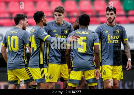 NIJMEGEN, PAESI BASSI - GENNAIO 23: Reiss Nelson di Feyenoord, Guus Til di Feyenoord, Lutsharel Geertruida di Feyenoord, Tirell Malacia di Feyenoord, Marcos Senesi di Feyenoord festeggia il traguardo Orkun Kokcu di Feyenoord durante la partita olandese Erevisione tra FIDELN.ORG, nel gennaio 23, in Olanda, nel 2022 e nel mese di Feyenoord (Foto di Broer van den Boom/Orange Pictures) Foto Stock