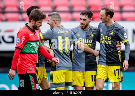 NIJMEGEN, PAESI BASSI - GENNAIO 23: Orkun Kokcu di Feyenoord festeggia dopo aver segnato il suo secondo gol, Bryan Lissen di Feyenoord, Fredrik Aursnes di Feyenoord, L) Lasse Schone di N.C.A. sembra abbattuto dopo aver conceduto ai suoi lati il secondo obiettivo durante la partita olandese di Eredivie tra N.C.A. e Feyenoord a Goffertstadion il 23 gennaio 2022 a Nijmegen, Paesi Bassi (Foto di Broer van den Boom/Orange Pictures) Foto Stock