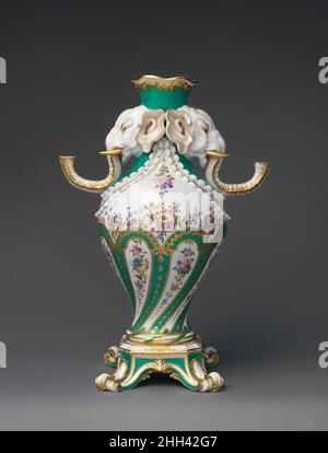 Vaso a testa di elefante (vaso à tête d'éléphant) ca. 1757 Sèvres Manufactory French questo modello di vaso, con teste di elefante che terminano in prese di candela (ora mancanti dalla maggior parte degli esempi sopravvissuti) è stato chiamato la forma di vaso più stravagante creato a Sèvres. Sebbene sia stato suggerito che il modello potrebbe essere stato ispirato da vasi in porcellana cinesi o Meissen, il design di Duplessis è tuttavia di sorprendente originalità. I vasi a testa di elefante erano solitamente venduti a coppie e spesso facevano parte di una guarniture, un raggruppamento di tre o cinque vasi. Vaso a testa di elefante (vaso à tête d'éléphant). Fre Foto Stock