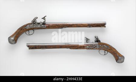 Coppia di pistole con Flintlocks alla Fiorentina ca. 1750–75 attribuita a Cristiano Leoni dall'antichità italiana, la Lombardia, nell'Italia settentrionale, era una delle più importanti regioni industriali e arme d'Europa. A partire dal Cinquecento, la produzione di armi da fuoco si concentrò all'interno e intorno alla città di Brescia, che divenne presto ampiamente conosciuta per l'esportazione di pistole e pistole di alta qualità. Gli artigiani migranti bresciani hanno contribuito a creare laboratori di armi da fuoco in altre parti d'Italia. Sensibili ai gusti dei loro mecenati, inventori e artefici italiani hanno sviluppato nuove costruzioni i Foto Stock