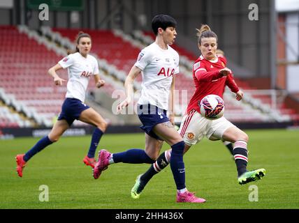 L'Ashleigh Neville (centro) di Tottenham Hotspur e l'Hayley Ladd (destra) del Manchester United combattono per la palla durante la partita della Barclays fa Women's Super League al Leigh Sports Village, Greater Manchester. Data foto: Domenica 23 gennaio 2022. Foto Stock