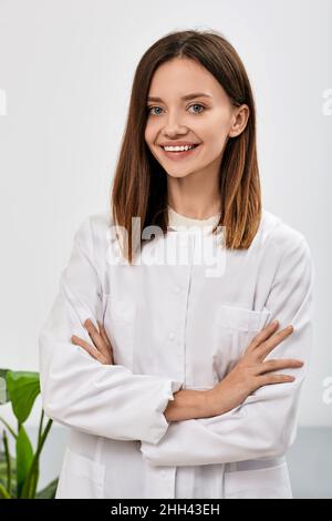 occupazione medica. Medico di medicina generale con esperienza che indossa un'uniforme medica, ritratto Foto Stock