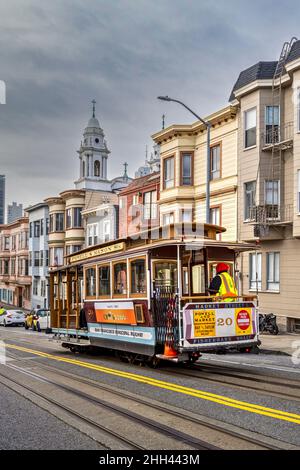 Cabinovia Powell e Market line in una strada del quartiere Russian Hill, San Francisco, California, USA Foto Stock