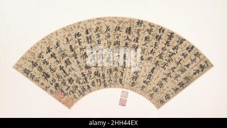 Poesia per Hanwen datata 1493 Shen Zhou cinese Shen Zhou modellato la sua scrittura sulla base del copione running-regular di Huang Tingjian (1045–1105); Quattro opere principali del maestro Song erano nella collezione personale di Shen.nonostante le piccole dimensioni della scrittura su questo ventilatore, i personaggi mostrano l'organizzazione interna stretta, la struttura alta, e le diagonali allungate e orizzontali che sono il segno distintivo dello stile di Huang Tingjian. Nell'interpretazione di Shen, l'aspetto osseo della spazzoleria di Huang è sottolineato: La spazzoleria è semplificata e, per la maggior parte, manca dei piccoli movimenti e dei dettagli del tratto che mak Foto Stock