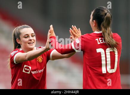 Ella Toone del Manchester United (a sinistra) e Katie Zelem celebrano il primo gol del loro lato, segnato da Vilde boe Risa (non raffigurato) durante la partita della Barclays fa Women's Super League al Leigh Sports Village, Greater Manchester. Data foto: Domenica 23 gennaio 2022. Foto Stock