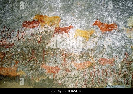 San Cacciatori che perseguono Eland, Khoisan Rock Art a Matobo Hills, Rhodes Matopos National Park, Zimbabwe Foto Stock