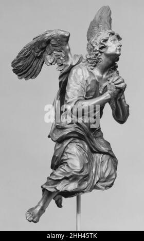 Angel (uno di un paio) ca. 1690–1710 Hendrik-Frans Verbruggen Fiammingo uno di coppia, con 1976.48.2, originariamente parte di un santuario, altare o 'chaire', di dimensioni moderate. Il loro atteggiamento di volgere verso un centro di attenzione e i fori nella parte inferiore suggeriscono ciascuno di essere stati fissati ai lati e verso la parte superiore di una composizione architettonica, probabilmente sulle volute. Le suole dei loro piedi sono più anatomicamente ricercate e eseguite con cura che le cime, suggerendo che erano destinate ad essere viste dal basso. La loro esecuzione in tondo suggerisce che erano destinati ad essere visti Foto Stock