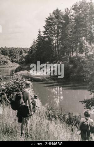 Russia - CIRCA 1930 - 1940s: Foto storica. Gruppo di turisti che indossano percorsi escursionistici zaino in montagna Foto Stock