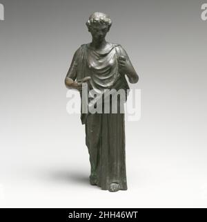 Statuette di bronzo di una donna, forse un Hesperid 2nd secolo d.C. in piedi romano, tenendo in mano i drappeggi; una copia romana di un originale greco. Statuette di bronzo di una donna, forse un Hesperid 252927 romano, statuette di bronzo di una donna, forse un Hesperid, 2nd secolo d.C., Bronzo, H. 7 5/8 in. (19,4 cm). Il Metropolitan Museum of Art, New York. Fletcher Fund, 1927 (27.122.12) Foto Stock