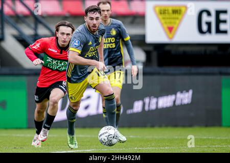 NIJMEGEN, PAESI BASSI - GENNAIO 23: Ali Akman di N.E.C., Orkun Kokcu di Feyenoord durante la partita olandese di Eredivie tra N.C.A. e Feyenoord a Goffertstadion il 23 Gennaio 2022 a Nijmegen, Paesi Bassi (Foto di Broer van den Boom/Orange Pictures) Foto Stock