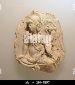 Gesso calco di un emblema di metallo di Iside-Tyche 2nd metà del 3rd secolo – 2nd secolo B.C. Egiziano questo gesso di gesso di un medaglione centrale in alto rilievo una volta adornò l'interno di un vaso d'argento, probabilmente una profonda ciotola. Conserva una rappresentazione della divinità sincretica Isis-Tyche che è unica nel suo numero e combinazione di attributi, vale a dire il vestito annodato di Iside, una cornucopia, ali, e armatura. È interessante notare che il casco e lo scudo su cui poggia la figura puntano ad un'associazione con la dea Atena. Calchi di gesso di alta qualità come questo ci forniscono uno scorcio raro Foto Stock