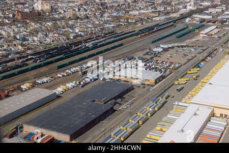 03 Aprile 2021 Newark NJ USA: Magazzino ShopRite con camion in magazzino logistica fare scarico o carico di carico Foto Stock