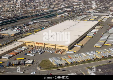 03 Aprile 2021 Newark NJ USA: Un camion Shop-Rite vicino al magazzino di deposito con camion in magazzino logistica fanno scarico o carico di carico Foto Stock