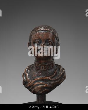 Busto di uno Scipio 19th secolo europeo il busto espressivo in miniatura si distingue sia per la resa del volto giovane, che è inaspettato in una forma di busto stoico allude a modelli romani antichi. Non è del tutto chiaro se si intendeva uno studio di carattere nel contesto della “espressione delle passioni”, o se l’oggetto fosse creato in modo indipendente come prezioso pezzo di Kunstkammer da visualizzare e gestire. Busto di uno Scipio. Europeo. 19th secolo. Bronzo, su base in marmo. Scultura Foto Stock