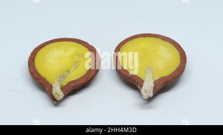 Lampada di terra ghee. Su sfondo bianco Foto Stock