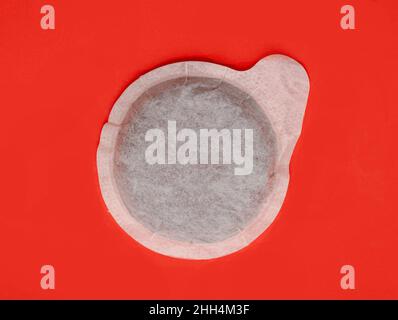 Cialda di carta da caffè espresso ESE utilizzata per preparare il caffè su una macchina da caffè espresso Foto Stock