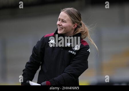 BURTON ON TRENT, REGNO UNITO. GEN 23RD. Hannah Hampton of Aston Villa Women si scalda davanti alla gara Barclays fa Women's Super League tra Leicester City e Aston Villa al Pirelli Stadium di Burton on Trent domenica 23rd gennaio 2022. (Credit: James Holyoak | MI News) Credit: MI News & Sport /Alamy Live News Foto Stock