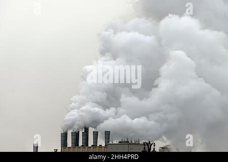 Fumo da camini di impianto di riscaldamento. Inquinamento atmosferico. Tubi di fabbrica con fumo, clima geloso, alba. Problema ecologico. Foto Stock