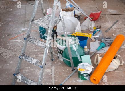 ristrutturazione della casa con vista dall'alto di tutti gli strumenti a terra Foto Stock