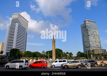 (220123) -- JAKARTA, 23 gennaio 2022 (Xinhua) -- Foto scattata il 23 gennaio 2022 mostra il Monumento di Selamat Datang a Jakarta, Indonesia. I legislatori indonesiani il 18 gennaio hanno approvato una legge sulla delocalizzazione della capitale della nazione nell'isola di Kalimantan, che il paese condivide i confini con la Malesia e Brunei, dall'isola più popolata di Java. Nusantara, che viene chiamata la nuova capitale, sarà costruita in due distretti a Kalimantan Est - Penajam Paser Utara e Kutai Kartanegara. Si prevede di occupare circa 256.000 ettari di terreno. Nusantara sarà il centro del governo, mentre Jak Foto Stock