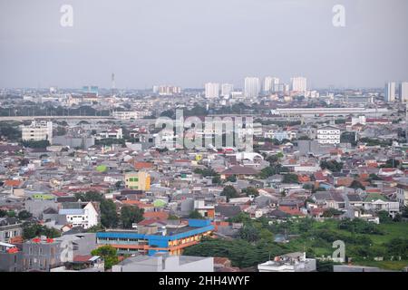 (220123) -- JAKARTA, 23 gennaio 2022 (Xinhua) -- Foto scattata il 23 gennaio 2022 mostra il paesaggio urbano di Jakarta, Indonesia. I legislatori indonesiani il 18 gennaio hanno approvato una legge sulla delocalizzazione della capitale della nazione nell'isola di Kalimantan, che il paese condivide i confini con la Malesia e Brunei, dall'isola più popolata di Java. Nusantara, che viene chiamata la nuova capitale, sarà costruita in due distretti a Kalimantan Est - Penajam Paser Utara e Kutai Kartanegara. Si prevede di occupare circa 256.000 ettari di terreno. Nusantara sarà il centro del governo, mentre Giacarta si dimorerà Foto Stock
