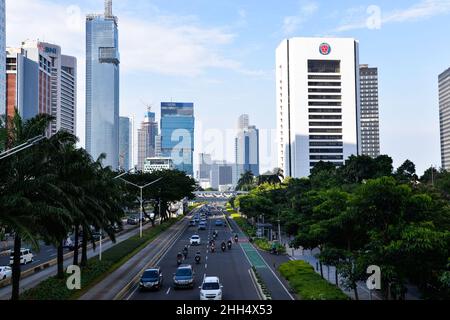 (220123) -- JAKARTA, 23 gennaio 2022 (Xinhua) -- Foto scattata il 23 gennaio 2022 mostra il paesaggio urbano di Jakarta, Indonesia. I legislatori indonesiani il 18 gennaio hanno approvato una legge sulla delocalizzazione della capitale della nazione nell'isola di Kalimantan, che il paese condivide i confini con la Malesia e Brunei, dall'isola più popolata di Java. Nusantara, che viene chiamata la nuova capitale, sarà costruita in due distretti a Kalimantan Est - Penajam Paser Utara e Kutai Kartanegara. Si prevede di occupare circa 256.000 ettari di terreno. Nusantara sarà il centro del governo, mentre Giacarta si dimorerà Foto Stock