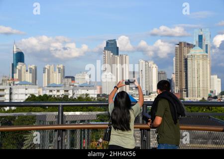 (220123) -- JAKARTA, 23 gennaio 2022 (Xinhua) -- la gente scatta le foto sul lucernario del parco di Senayan in Jakarta, Indonesia, 23 gennaio 2022. I legislatori indonesiani il 18 gennaio hanno approvato una legge sulla delocalizzazione della capitale della nazione nell'isola di Kalimantan, che il paese condivide i confini con la Malesia e Brunei, dall'isola più popolata di Java. Nusantara, che viene chiamata la nuova capitale, sarà costruita in due distretti a Kalimantan Est - Penajam Paser Utara e Kutai Kartanegara. Si prevede di occupare circa 256.000 ettari di terreno. Nusantara sarà il centro del governo, mentre Foto Stock