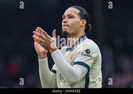 Virgil van Dijk #4 di Liverpool applaude i fan Foto Stock