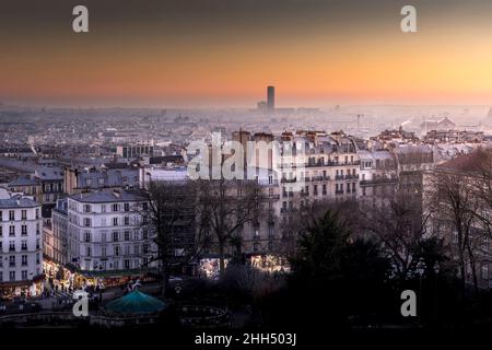 Parigi, Francia - 14 gennaio 2022: Vista panoramica di Parigi vista dalla collina di Montmartre con la torre di Montparnasse sullo sfondo a Parigi Foto Stock