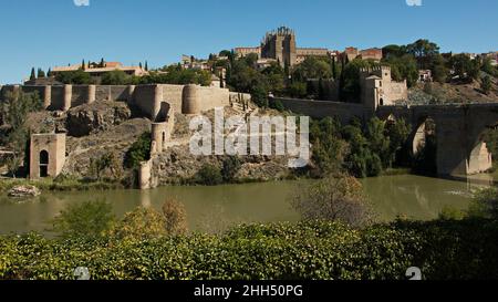 Vista del Ponte di San Martin sul fiume Tago a Toledo, Castiglia-la Mancha, Spagna, Europa Foto Stock