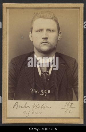 Buhr. Victor. 25 ans, né à Colonia (Allemagne). Peintre décorateur. Anarchiste. 2/3/94. 1894 Alphonse Bertillon nato in un'illustre famiglia di scienziati e statistici, Bertillon iniziò la sua carriera come impiegato nell'Ufficio di identificazione della Prefettura di Parigi di polizia nel 1879. Incaricato di mantenere un registro affidabile dei trasgressori da parte della polizia, ha sviluppato il primo moderno sistema di identificazione penale. Il sistema, che divenne noto come Bertillonage, aveva tre componenti: Misurazione antropometrica, descrizione verbale precisa delle caratteristiche fisiche del prigioniero e standardizzazione Foto Stock