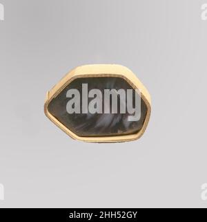 Frammento di intarsio di mosaico di vetro fine 1st secolo a.C.–inizio 1st secolo d.C. romano traslucido viola profondo, che appare nero, e bianco opaco. Esagonale irregolare, piatto, con un bordo lungo arrotondato. Motivo di mosaico marmorizzato in una terra nera con fili bianchi e vortici. Lato superiore lucido; vaiolatura di bolle di superficie sul lato superiore; Dulling, vaiolatura e chiazze di intemperatura sul lato inferiore e edges.This piccolo pezzo di vetro marmorizzato mosaico è approssimativamente sagomato come una losanga o esagono, suggerendo che era un intarsio in un pannello più grande opus sectile di disegno geometrico. Frammento di inserto mosaico in vetro. Roman. Tardi Foto Stock