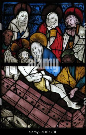 Pannello di vetro colorato con l'Entombment 15th secolo tedesco questi pannelli erano parte di una finestra raffigurante l'antenato di Cristo nella forma di un albero di Jesse (un esempio completo è mostrato di fronte). Il pittore di queste finestre ha adottato uno stile angolare di pieghe drappeggi e sottili giustapposizioni di colore che danno inizio ad un nuovo stile di pittura di vetro nel Medio Reno. Pannello di vetro colorato con l'Entombment. Tedesco. 15th secolo. Pentola in metallo, vetro bianco, vernice vetrosa, macchia d'argento. Vetrate Foto Stock