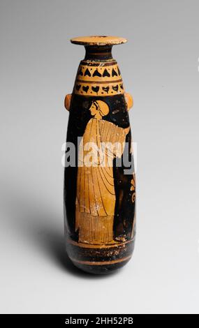 Alabastron di terracotta (vaso di profumo) ca. 480 a.C. attribuito al Pittore di Palermo 1162 Donna e Nike all'altare, ognuna con libazioni fiale.l'offerta sembra essere stata un ruolo importante per le donne. Qui una Nike (personificazione della vittoria), che assomiglia molto ad una signora ateniese con le ali, e una controparte mortale fiancheggiano un altare. Ognuno contiene un phiale (ciotola di libazione). È probabile che il sacrificio sia per il ritorno riuscito di un guerriero o di un atleta. Alabastron di terracotta (vaso di profumo). Greco, Attico. Ca. 480 A.C. Terracotta; figura rossa. Classico. Vasi Foto Stock