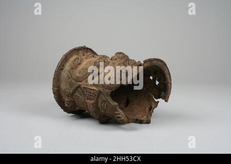 Braccialetto: Figure in rilievo 15th–19th popoli Yoruba secolo. Braccialetto: Figure in rilievo. Popoli Yoruba. 15th–19th secolo. Bronzo. Nigeria. Ornamenti in metallo Foto Stock