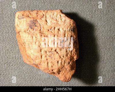 Compressa cuneiforme: Frammento ca. 7th–4th secolo a.C. Babilonese o Achemenide. Compressa cuneiforme: Frammento. Babilonese o achemenide ca. 7th–4th secolo a.C. Argilla. Neo-babilonese o achemenide. Mesopotamia, Sippar (?) Foto Stock