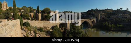 Vista del Ponte di San Martin sul fiume Tago a Toledo, Castiglia-la Mancha, Spagna, Europa Foto Stock