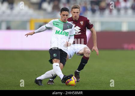 Torino, Italia. 23rd Jan 2022. Giacomo Raspadori della US Sassuolo è perseguito da David Zima del Torino FC durante la Serie A allo Stadio Grande Torino. Il credito dovrebbe essere: Jonathan Moscarop/Sportimage Credit: Sportimage/Alamy Live News Credit: Sportimage/Alamy Live News Foto Stock