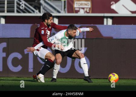 Torino, Italia. 23rd Jan 2022. Ricardo Rodriguez di Torino FC si inonda con Domenico Berardi di US Sassuolo durante la Serie A allo Stadio Grande Torino. Il credito dovrebbe essere: Jonathan Moscarop/Sportimage Credit: Sportimage/Alamy Live News Credit: Sportimage/Alamy Live News Foto Stock