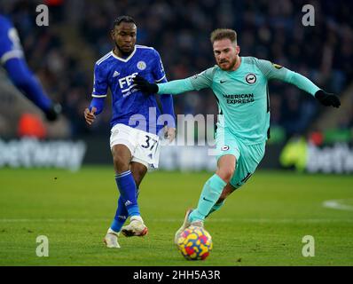 Ademola Lookman di Leicester City in azione con Brighton e Alexis Mac Allister di Hove Albion durante la partita della Premier League al King Power Stadium di Leicester. Data foto: Domenica 23 gennaio 2022. Foto Stock