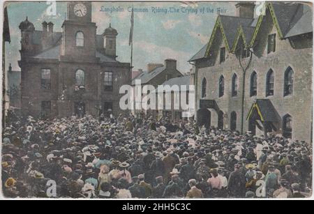 'Langholm Equitazione comune. Il grido della fiera, c.1906: Folla di persone in piazza Foto Stock