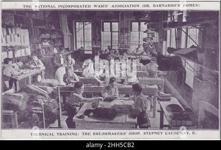 La National Incorporated Waifs' Association (le case del dottor Barnardo), la formazione tecnica, il Brushmakers' Shop, Stepney Causeway, London E. Boys in un laboratorio in formazione nella spazzolatura Foto Stock