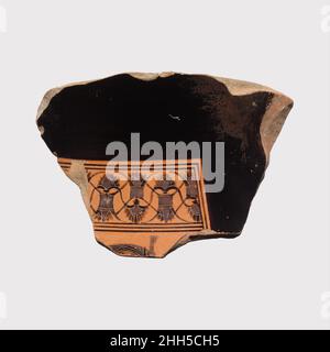 Frammento di anfora di terracotta (vaso) ca. 550 a.C. attribuito al Pittore Amasis sommità della criniera, dell'orecchio e del topknot di un cavallo in una quadriga (cariota a quattro cavalli)lo stile del Pittore Amasis è così distinto, nella resa dell'ornamento tanto quanto nell'opera di figura, che frammenti dei suoi vasi sono facilmente riconoscibili. Frammento di anfora di terracotta (vaso) 255834 Foto Stock