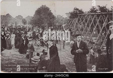 'Le altalene, Hampstead Heath. Cercando di toccare gli alberi': Famiglie nel parco giochi, all'inizio del 20th secolo Foto Stock