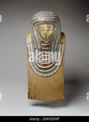 Maschera funeraria di Wah ca. 1981–1975 a.C. Regno di mezzo in linea con la sua importante posizione di direttore della proprietà di un nobile benestante, il corpo di Wah era stato mummificato con cura e avvolto in centinaia di cortili di lino. All'interno degli involucri vi erano pezzi standard di gioielli funerari (40,3.1), una serie di gioielli personali (40,3.16) e tre bracciali scarabei eccezionali (40,3.12, 40,3.13, 40,3.14). Wah è stato anche fornito con questa maschera mummia, la sua faccia coperta di lamina d'oro. Le caratteristiche piuttosto pizzicate non sono né maschili né femminili, il sesso del proprietario essendo indicato da un baffi e. Foto Stock